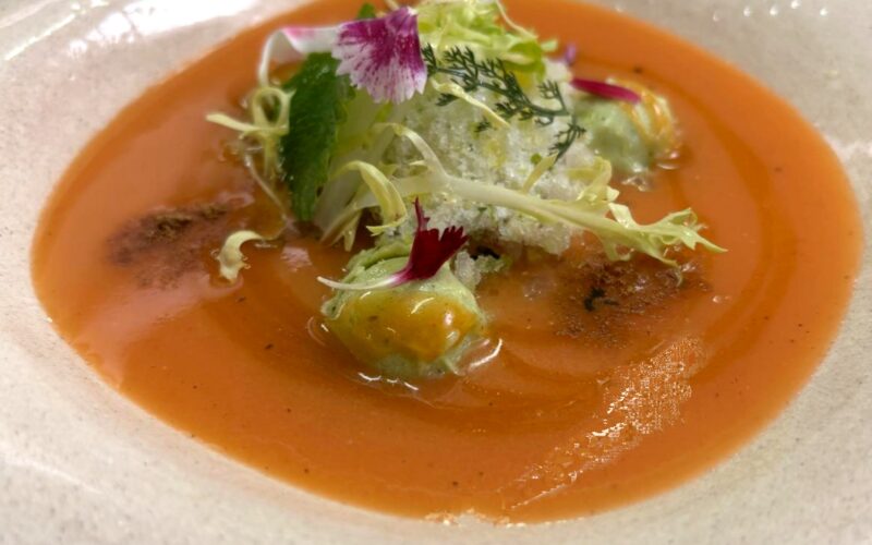 Sopa de tomata confitada amb alfàbrega i àpid Sopa de tomata confitada amb alfàbrega i àpid