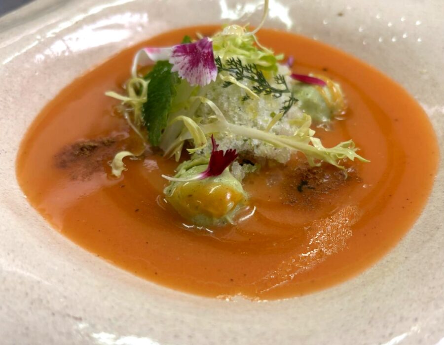 Sopa de tomata confitada amb alfàbrega i àpid