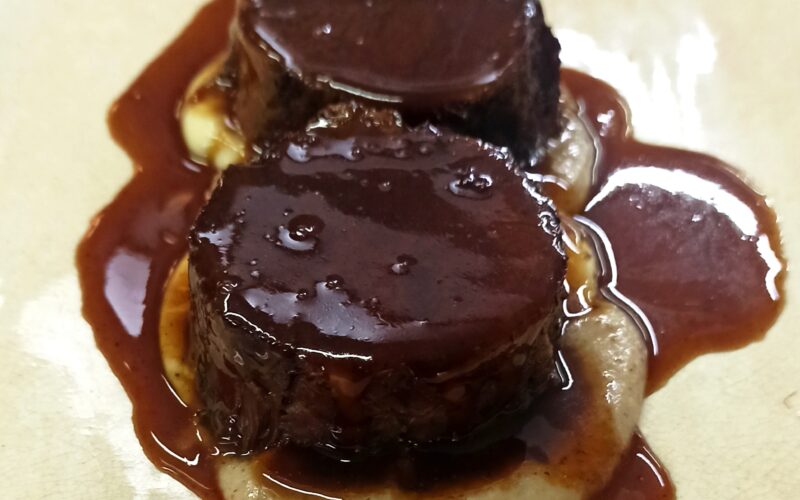 Melós de vedella amb mantega oli i sèsam negre Melós de vedella
