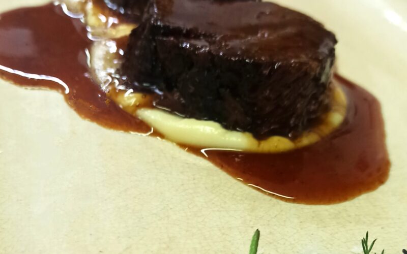 Melós de vedella amb mantega oli i sèsam negre Melós de vedella